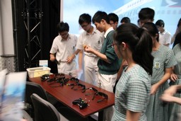 Showing students the trackers and glasses for the connection to the imseCAVE